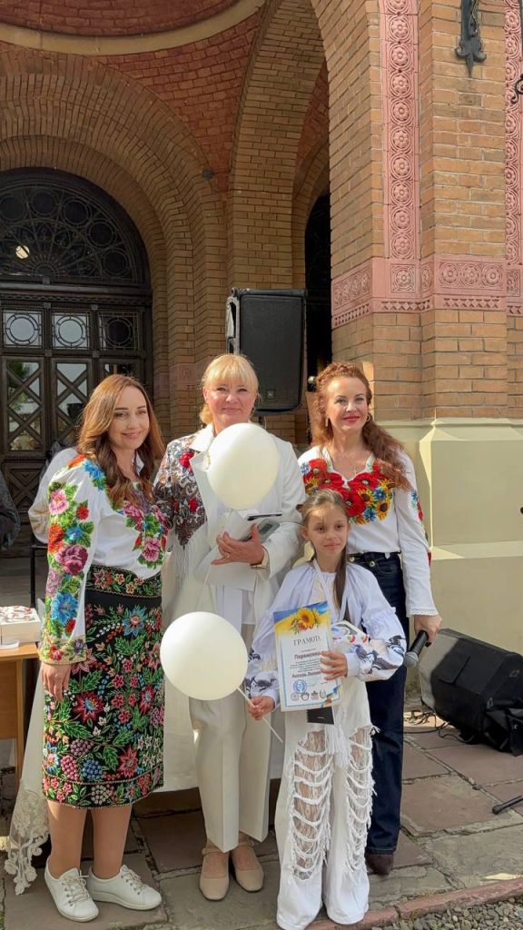 Представники Ради волонтерів долучилися до мистецької акції «Мамина сорочка»