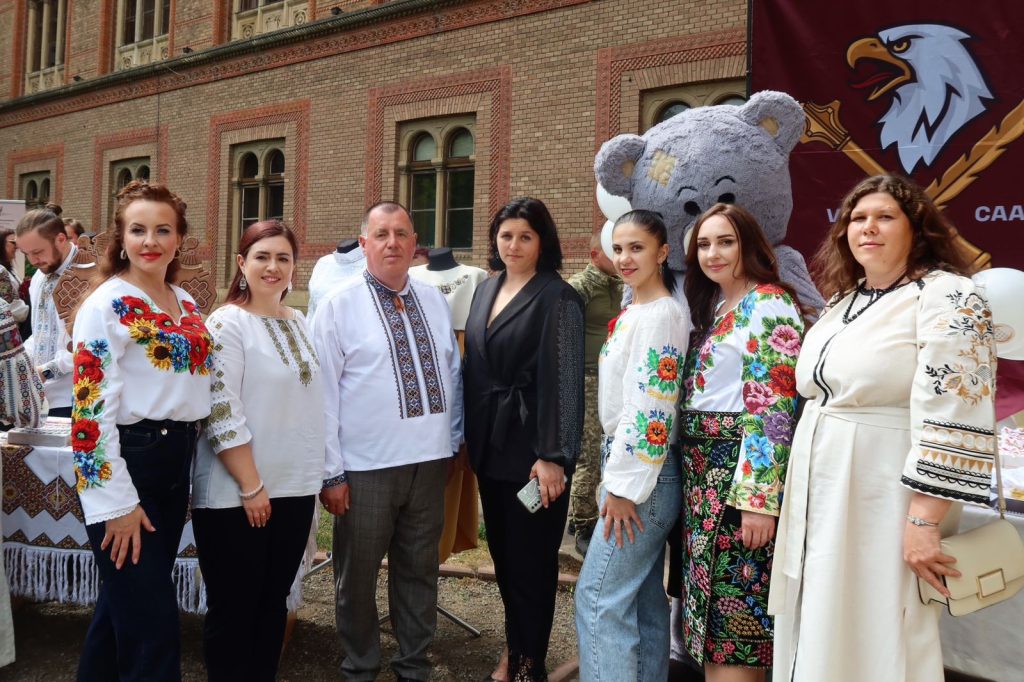 Представники Ради волонтерів долучилися до мистецької акції «Мамина сорочка»