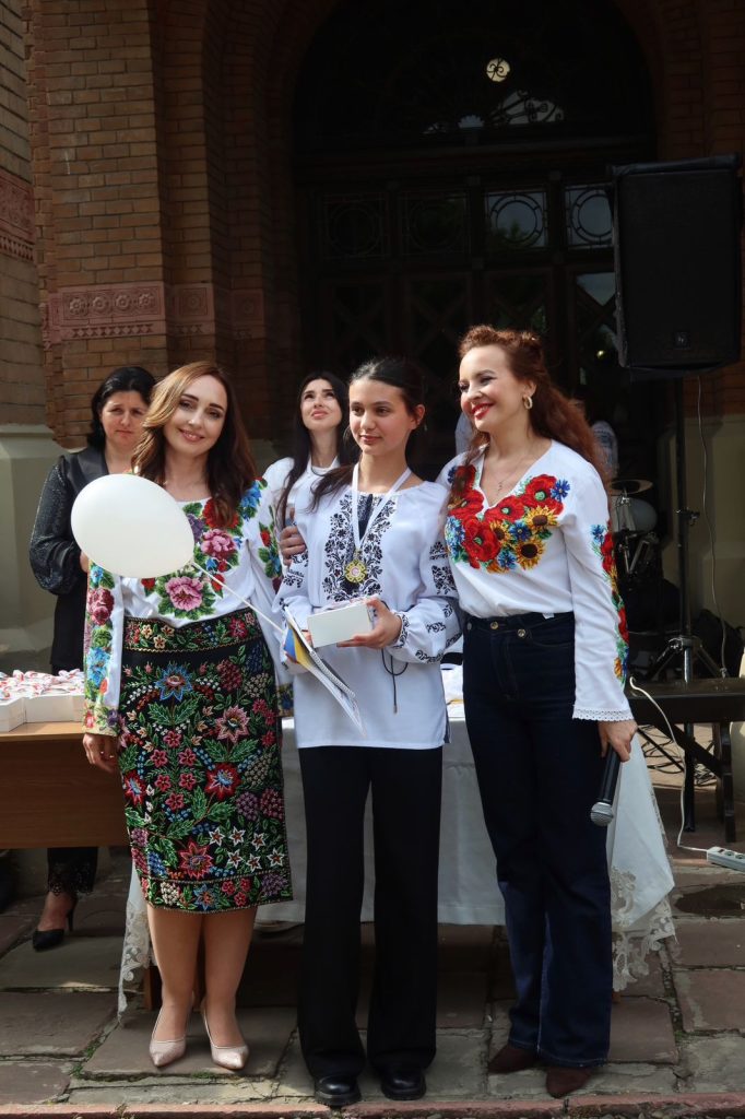 Представники Ради волонтерів долучилися до мистецької акції «Мамина сорочка»