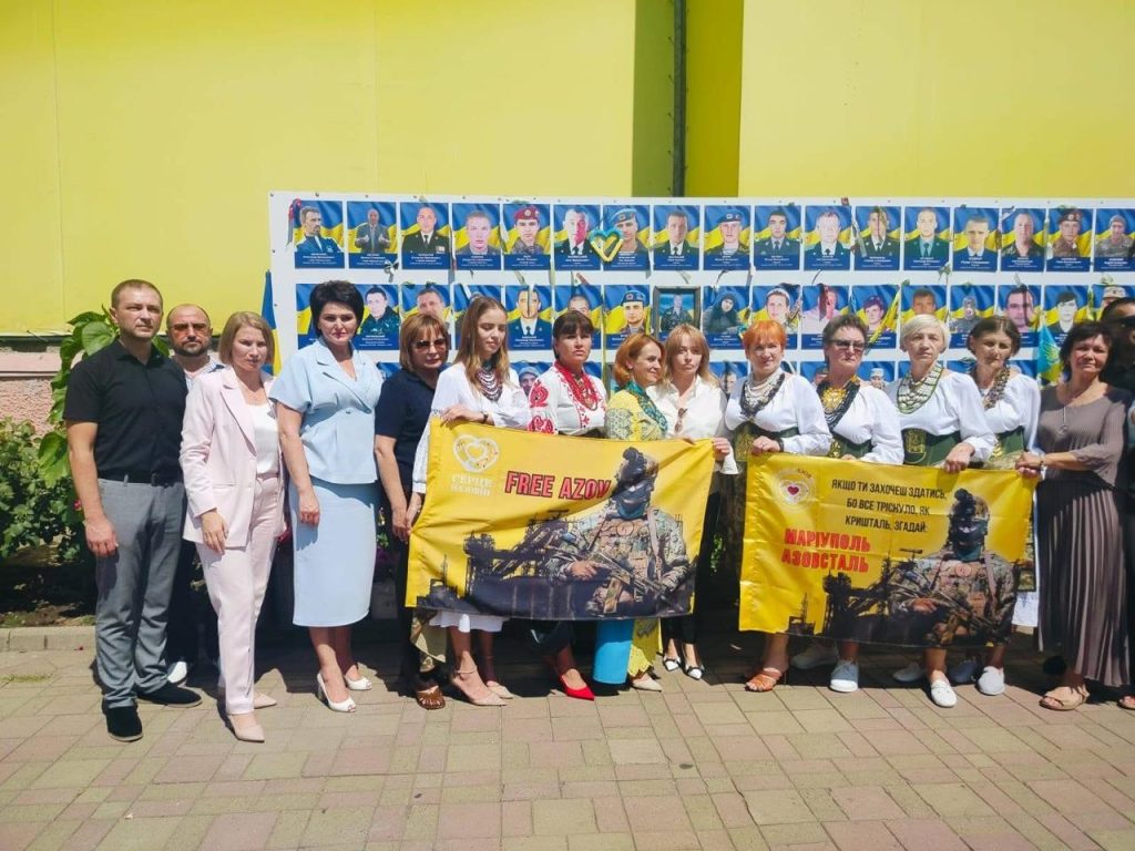 «Вишиті історії незламності» у Чернівцях об’єднали матерів Героїв, ветеранів і волонтерів